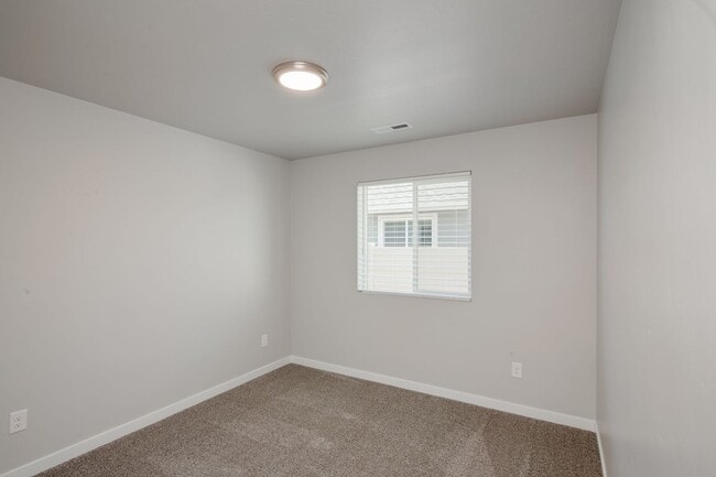 Building Photo - Beautiful 4 Bedroom Upscale Home