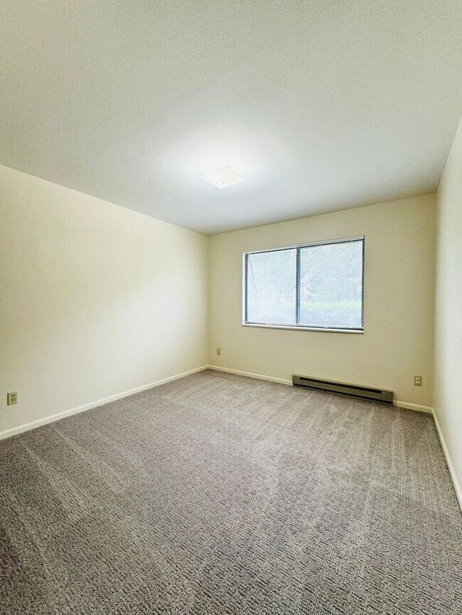 Building Photo - NEW Paint & Carpet! Cozy 2 Bedroom duplex ...