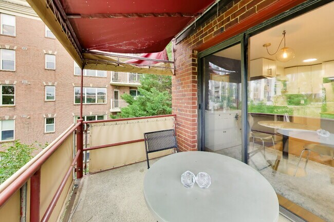 Building Photo - Top-Floor Rosslyn Condo with Georgetown Views