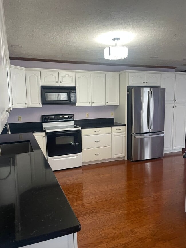 Building Photo - Three-Bedroom Two Bath Townhome in Charleston Cross Lanes Area