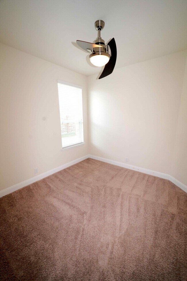 Building Photo - Immaculate rental now available in coveted...