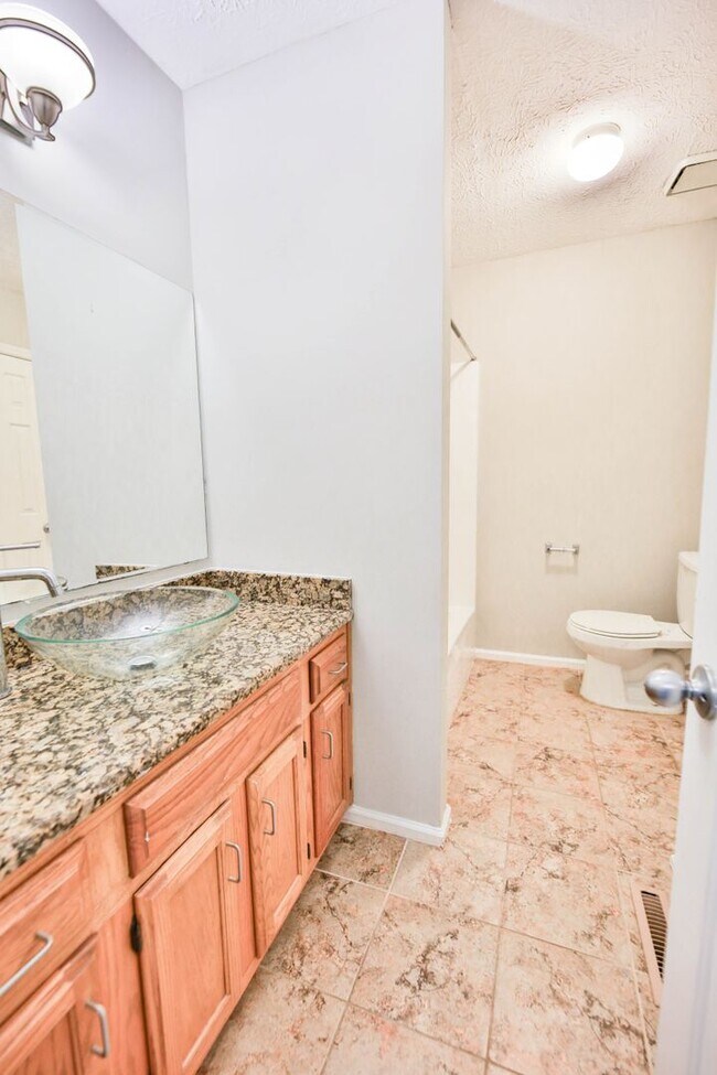 Building Photo - Convenient Antioch Townhome