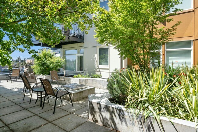 Building Photo - Roomy Townhouse in Downtown Burien, Excellent Walkable location!
