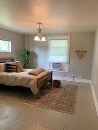 Building Photo - Ranch Style Farm House!