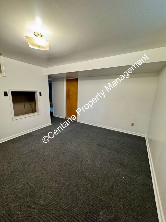 Building Photo - 2 Bedroom House on the Flats with a finish...