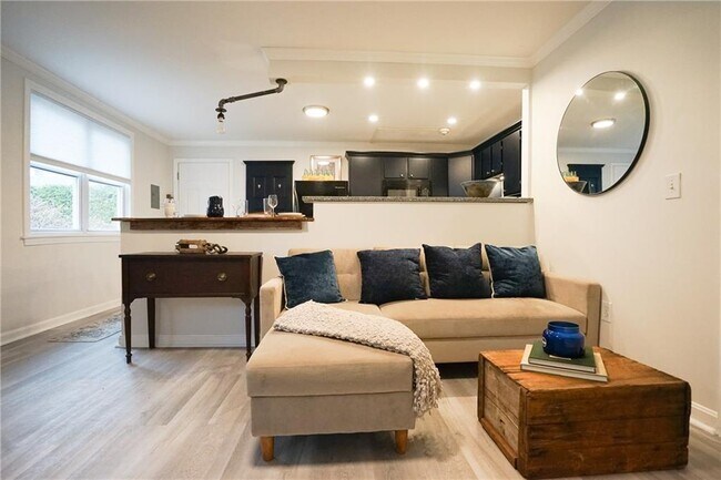 Building Photo - 603 Thames St