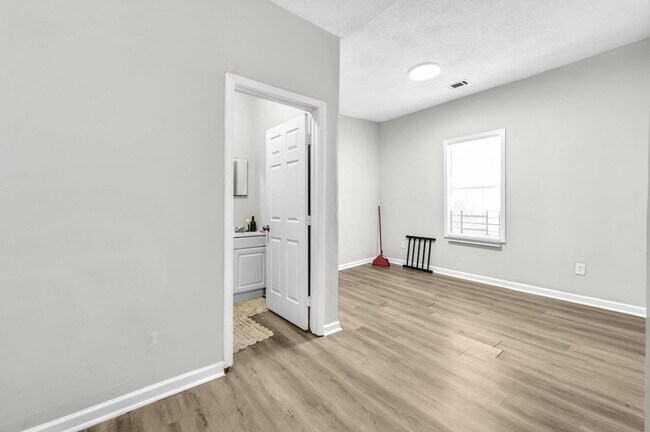 Building Photo - For Rent West Side $ 1675.00   3 bedroom/2...