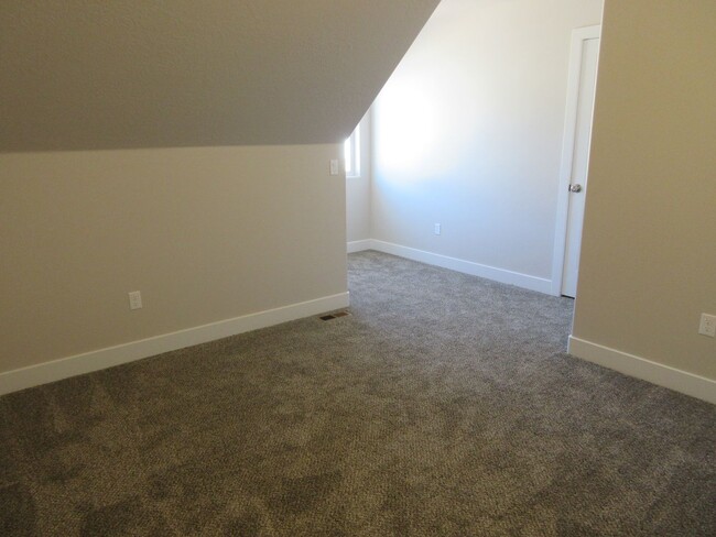 Building Photo - 4 bedroom - 2.5 Town home - Newer Construc...