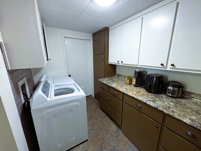Building Photo - Stunning Three Bedroom Home Located Near R...