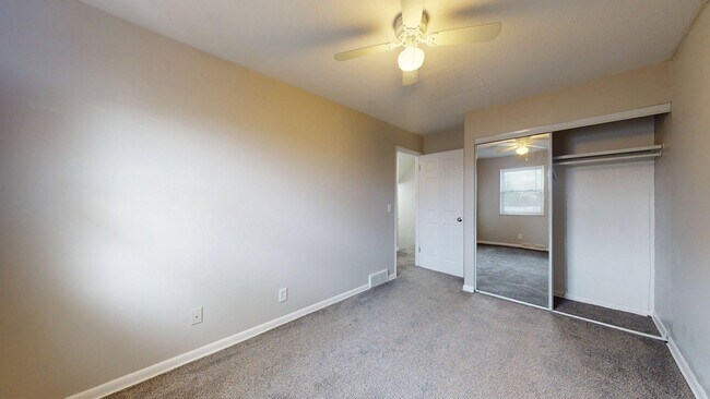 Building Photo - Elyria - updated 2 bedroom/1 bath townhouse.