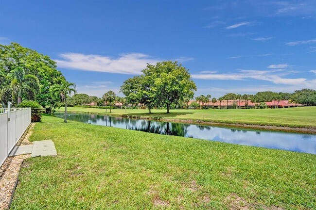 Building Photo - 2527 Lakes Dr