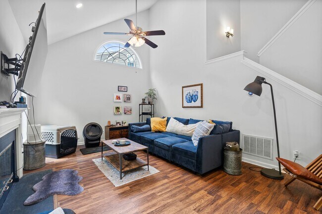 Building Photo - Spacious 3-Bed / 2.5-Bath Home in Southwes...