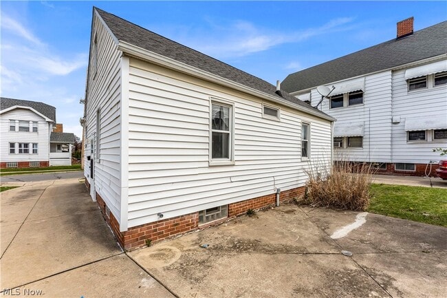 Building Photo - 10518 Langton Ave