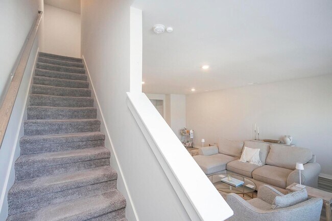 Building Photo - 517 Swanholme Dr