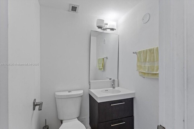 Building Photo - 500 Bayview Dr