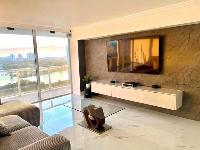 Building Photo - 3701 N Country Club Dr