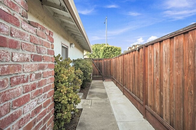Building Photo - 4448 Irvington Ave