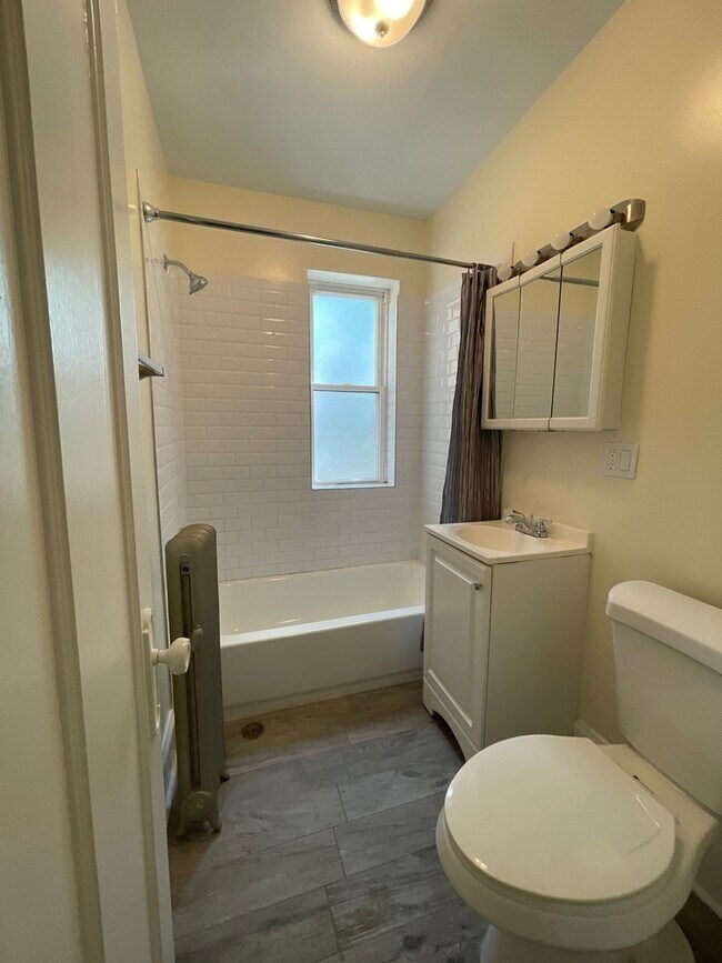 Building Photo - 2536 W Thorndale Ave