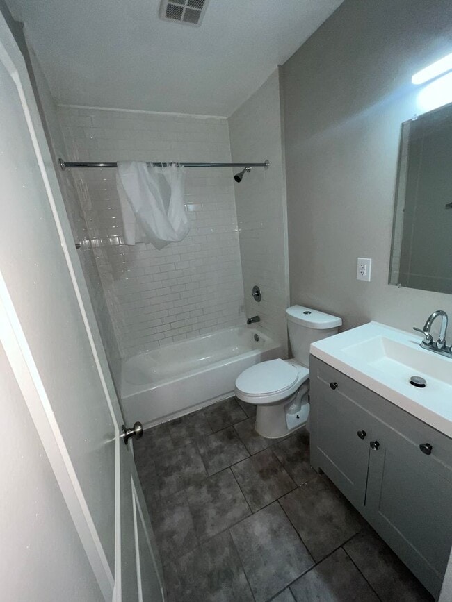 Building Photo - Beautiful 3 Bedroom Home