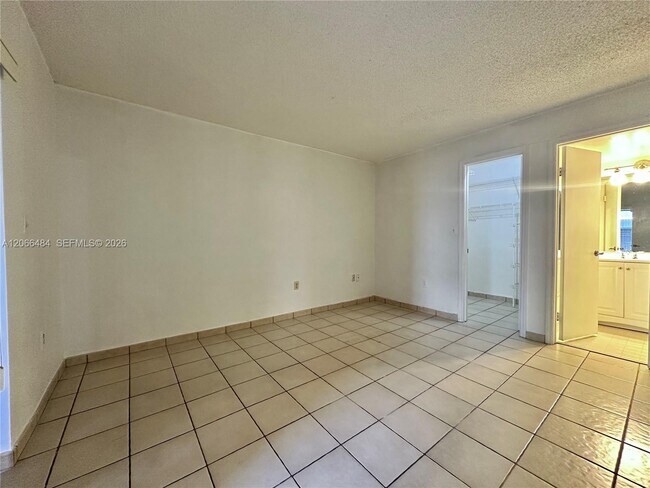 Building Photo - 2740 W 63rd Pl