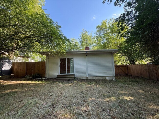 Building Photo - **OFFERING REFUNDABLE APPLICATION FEES & $150 MOVE IN PROMOTION** Newly Remodeled 3BD, 1BA Raleig...