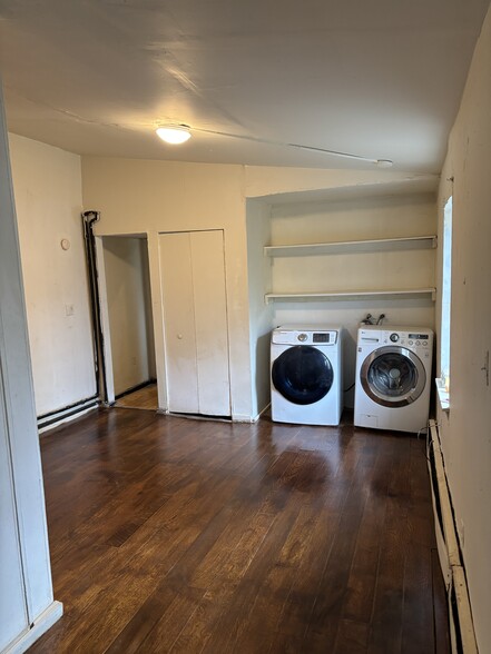 Living Room - 1326 W Pratt St