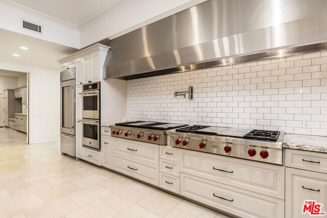 Building Photo - 709 N Maple Dr