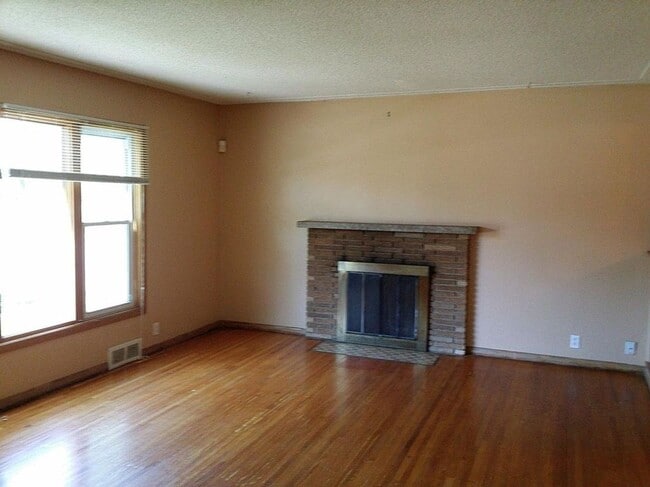 Building Photo - Spacious 5 bd - 2 bth / 1,548 Sq