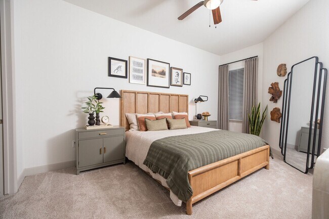 Building Photo - Luxury Living + 4 Weeks Free
