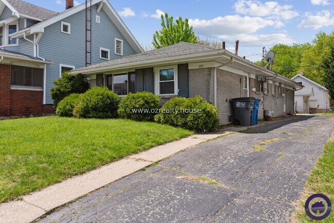 Building Photo - 4111 Parrakeet Ave