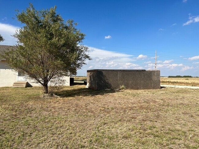 Building Photo - Country Living Home