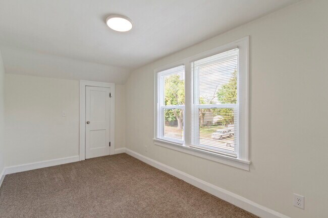 Building Photo - 1537 E Legrande Ave