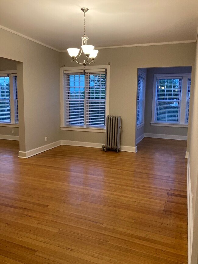 Building Photo - East Edgewater Two Bedroom