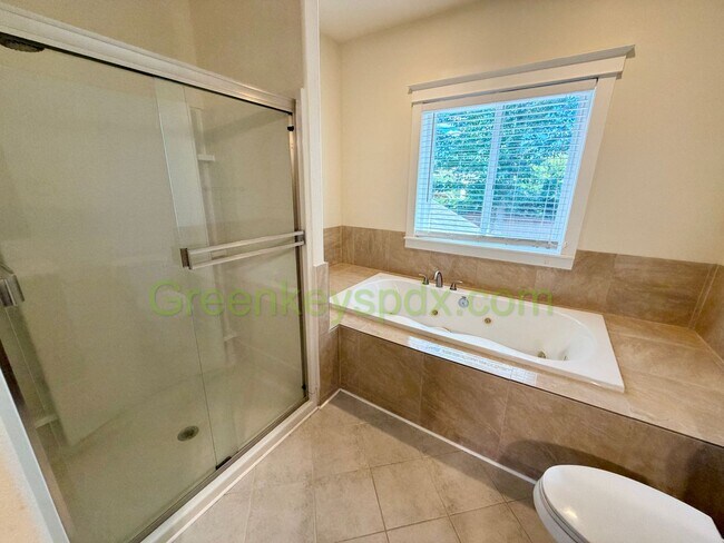 Building Photo - Gorgeous House in Upscale Neighborhood in Tigard, 5 Bedrooms plus Den/Office, 3.5 Bathrooms, Larg...