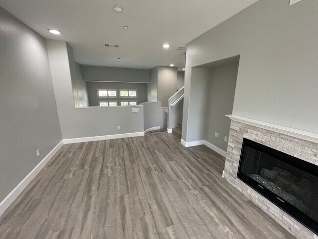 Building Photo - COZY 3 BED 3 BATH CONDO IN GATED COMMUNITY IN MURRIETA