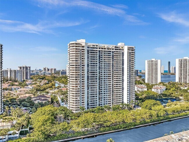 Building Photo - 2000 Island Blvd