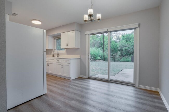 Building Photo - 600 Bramble Dr