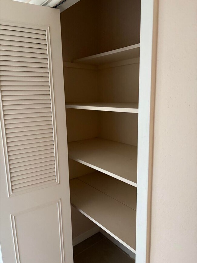 Building Photo - Spacious 3 bedroom home in quiet neighborhood