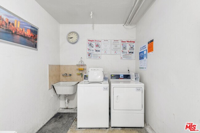 Building Photo - 1812 N Gramercy Pl