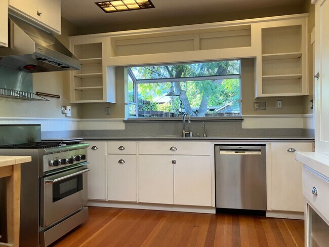 Building Photo - Charming Craftsman 2-Bedroom Home with Upd...