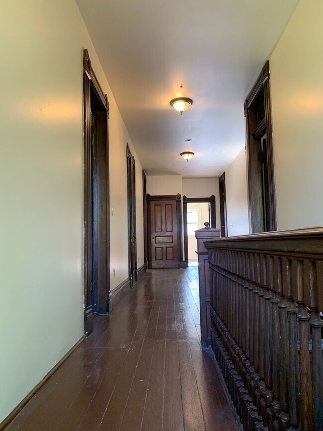 Building Photo - Spacious Victorian Home