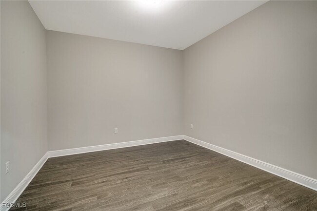 Building Photo - 809 Agnes Ave