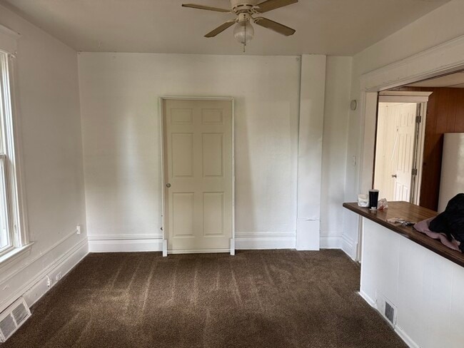 Building Photo - 2 bedroom 1 bath $1000