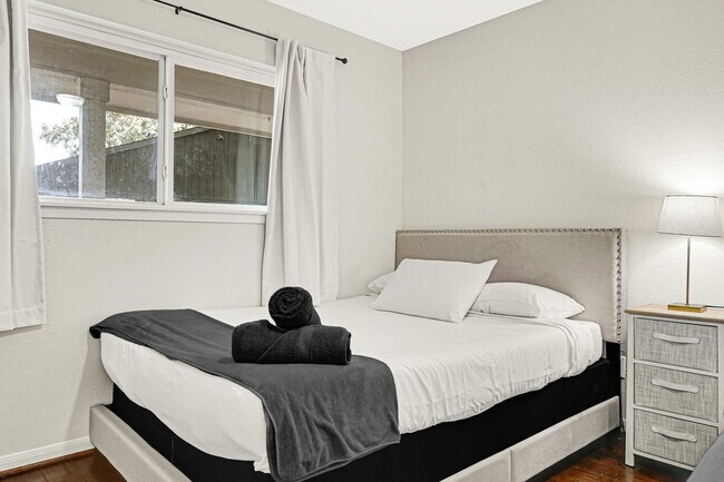 Building Photo - 5534 Loch Lomond Dr