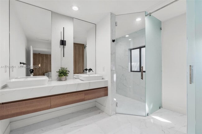 Building Photo - 116 W 1st Ct