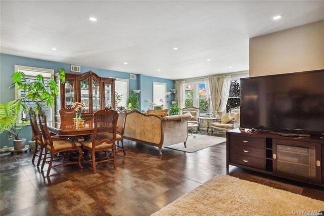 Building Photo - 225 E Walnut St