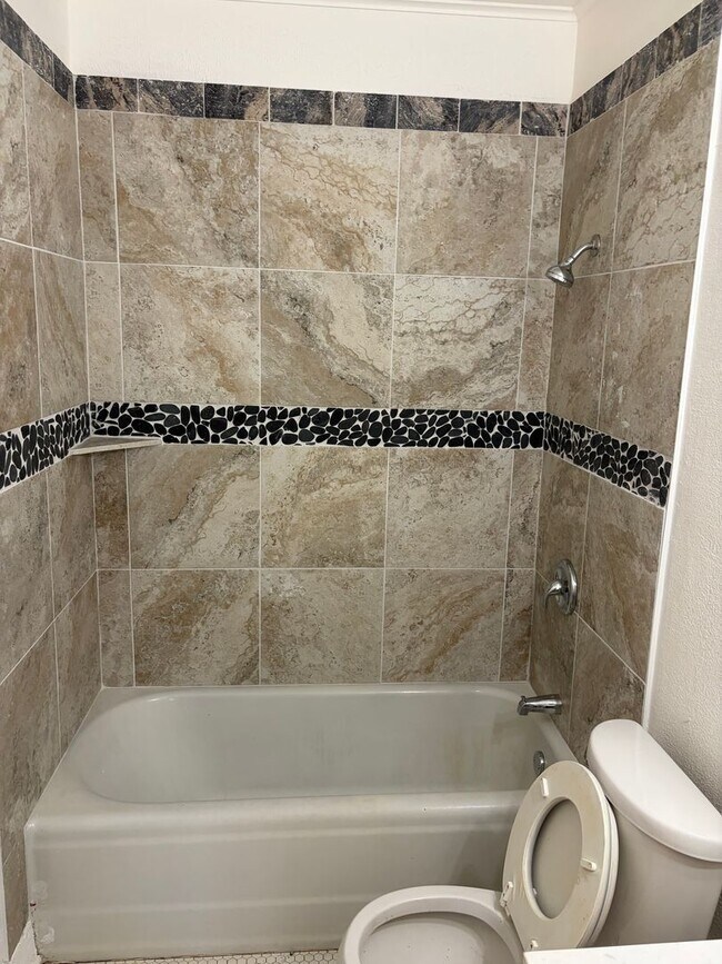 Building Photo - Cute 3 Bedroom Home Off Youree