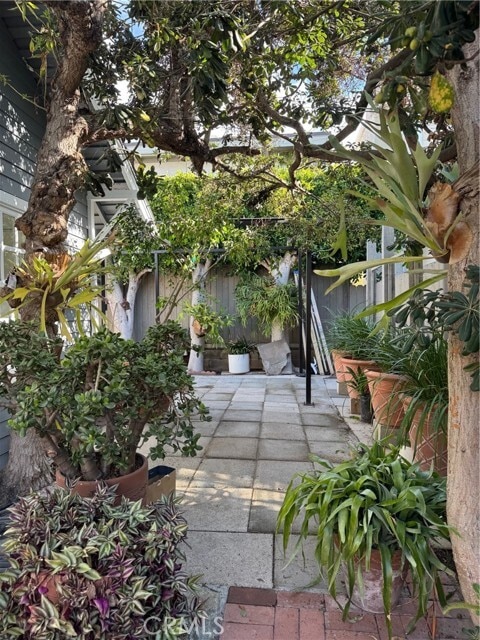 Building Photo - 1175 Glenneyre St