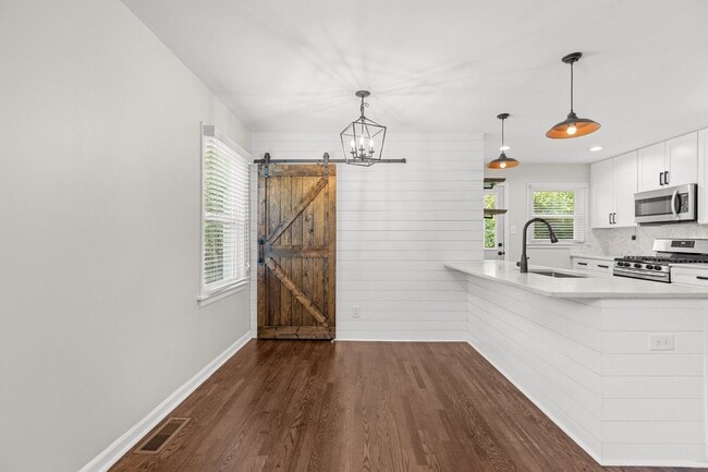 Building Photo - Adorable, Modern 3 Bedroom Ranch near Downtown Raleigh - Gorgeous finishes, open floorplan, updat...