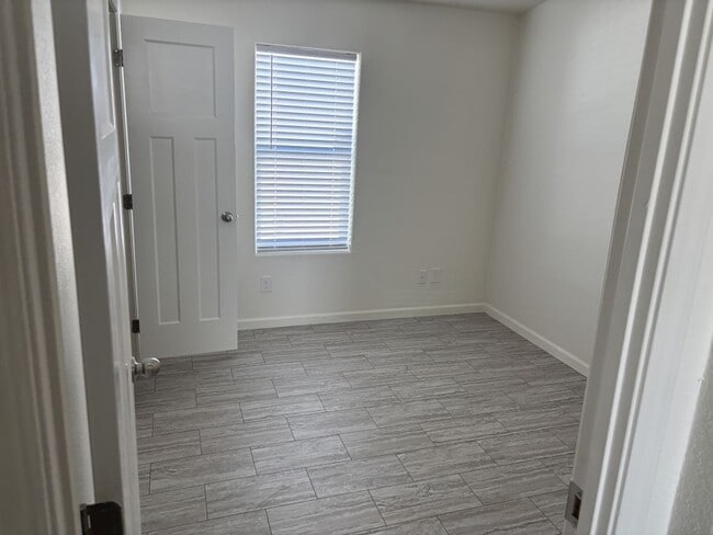 Building Photo - 3405 S Tomahawk Rd